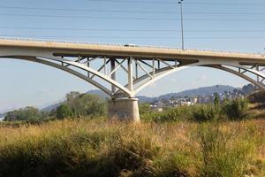 moderne Brücke, ein Werk der Ingenieurskunst foto