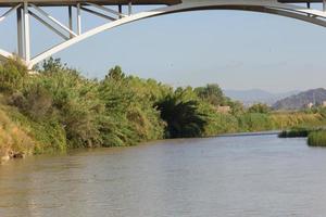 der fluss llobregat, der durch die region baix llobregat in der nähe der stadt barcelona fließt. foto