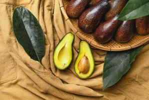 Avocado im Holztablett gesundes Essen foto