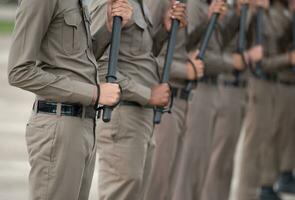 randalieren Polizei Steuerung das Menge. foto