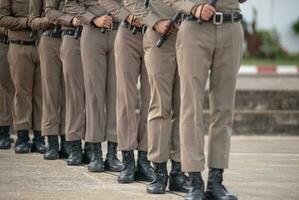 randalieren Polizei Steuerung das Menge. foto