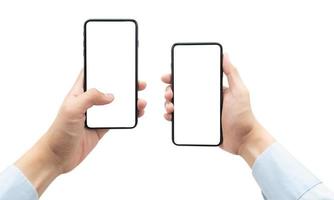 Hand hält Smartphone isoliert auf weißem Hintergrund mit Beschneidungspfad foto
