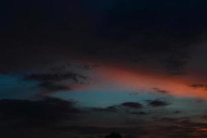 schöner Sonnenunterganghimmel mit Wolken. abstrakter Himmel. foto