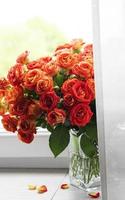 rote Rosen in einer Glasvase foto
