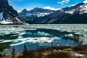 Bogensee im zeitigen Frühjahr mit etwas Eis noch auf dem See. Banff-Nationalpark, Alberta, Kanada