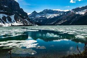 Bogensee im zeitigen Frühjahr mit etwas Eis noch auf dem See. Banff-Nationalpark, Alberta, Kanada