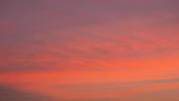 schöner purpurroter Sonnenaufgang, Morgenhimmelhintergrund foto