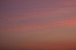 weicher Morgenhimmel dunkler Sonnenaufgang rosa purpurrote Farbe foto