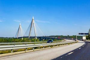 Verkehr im Sommer auf der Uddevallabron-Brücke in Uddevalla, Schweden. foto