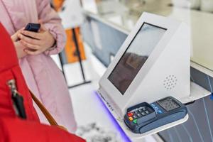 Zahlung mit einer Debit-Kreditkarte über ein Zahlungsterminal foto