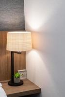 schöne Lampendekoration im Schlafzimmerinnenraum foto