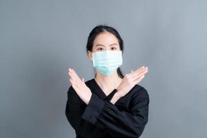 asiatische frau, die eine medizinische gesichtsmaske trägt, schützt filterstaub pm2.5 gegen verschmutzung, antismog und covid-19