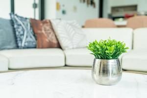 Pflanze in Vasendekoration auf dem Tisch im Wohnzimmer foto