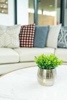 Pflanze in Vasendekoration auf dem Tisch im Wohnzimmer