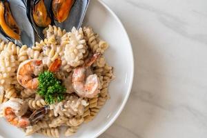 Spiralnudeln-Pilz-Sahnesauce mit Meeresfrüchten - italienische Küche foto