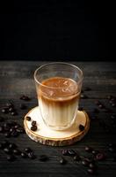 Glas Latte Kaffee, Kaffee mit Milch auf Holzhintergrund on foto