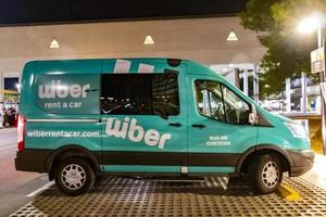 wiber rent a car, türkiser van in palma de mallorca, spanien foto