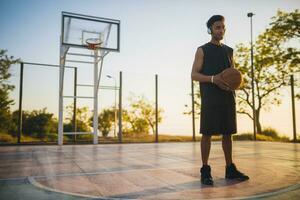 schwarz Mann tun Sport, spielen Basketball auf Sonnenaufgang, aktiv Lebensstil, sonnig Sommer- Morgen foto