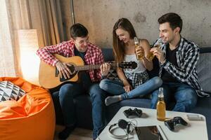 glücklich jung Menschen haben Spaß, freunde Party beim Zuhause foto