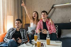 glücklich jung Menschen haben Spaß, freunde Party beim Zuhause foto