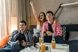 glücklich jung Menschen haben Spaß, freunde Party beim Zuhause foto