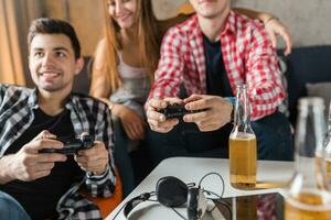 glücklich jung Menschen haben Spaß, freunde Party beim Zuhause foto