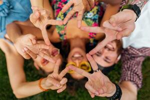 glücklich jung Unternehmen von freunde Sitzung Park foto