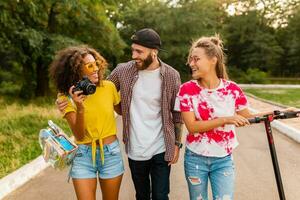 glücklich jung Unternehmen von freunde haben Spaß im Park foto