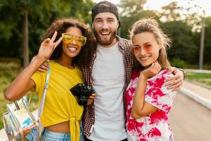 glücklich jung Unternehmen von freunde haben Spaß im Park foto