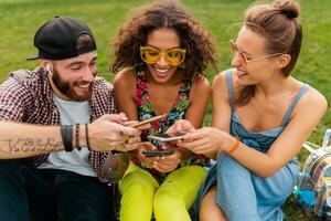 glücklich jung Unternehmen von freunde Sitzung Park foto