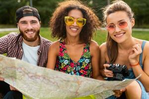 glücklich jung Unternehmen von freunde Sitzung Park foto