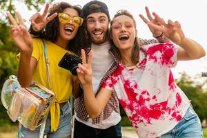 glücklich jung Unternehmen von emotional lächelnd freunde Gehen im Park foto