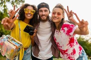 glücklich jung Unternehmen von emotional lächelnd freunde Gehen im Park foto