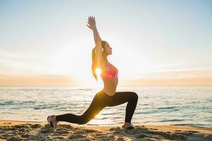 jung Frau tun Sport Übungen auf Sonnenaufgang Strand im Morgen foto