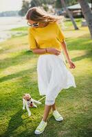 jung stilvoll Hipster Frau halten Gehen spielen Hund Hündchen Jack Russell foto