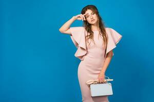 jung stilvoll sexy Frau im Rosa Luxus Kleid, Sommer- Mode Trend halten modisch Handtasche foto