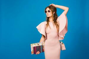 jung stilvoll sexy Frau im Rosa Luxus Kleid, Sommer- Mode Trend, schick Stil foto