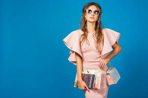 jung stilvoll sexy Frau im Rosa Luxus Kleid, Sommer- Mode Trend, schick Stil foto