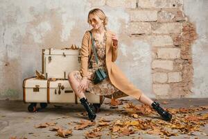 attraktiv stilvoll blond Frau im Beige Mantel, Frühling Herbst Mode Trend foto