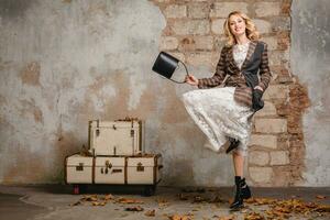 attraktiv stilvoll blond Frau im kariert Jacke Mantel gehen, Herbst Mode Trend foto
