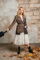 attraktiv stilvoll blond Frau im kariert Jacke Mantel gehen, Herbst Mode Trend foto
