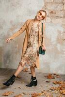 attraktiv stilvoll blond Frau im Beige Mantel, Frühling Herbst Mode Trend foto
