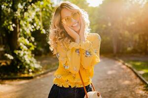 attraktiv blond stilvoll lächelnd Frau im Gelb Bluse foto
