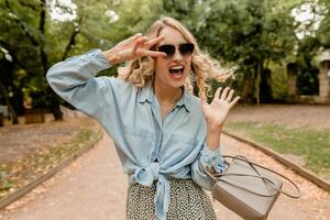 stilvoll blond Frau Gehen im Straße Park Sommer- Mode foto