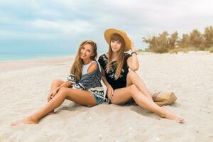 stilvoll schön Frauen auf Sommer- Ferien auf tropisch Strand foto