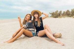 stilvoll schön Frauen auf Sommer- Ferien auf tropisch Strand foto