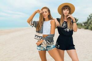 stilvoll schön Frauen auf Sommer- Ferien auf tropisch Strand foto