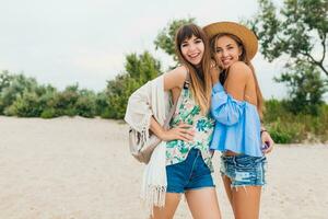 stilvoll schön Frauen auf Sommer- Ferien auf tropisch Strand foto