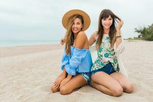 stilvoll schön Frauen auf Sommer- Ferien auf tropisch Strand foto