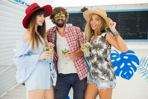 jung Hipster Unternehmen von freunde auf Ferien foto